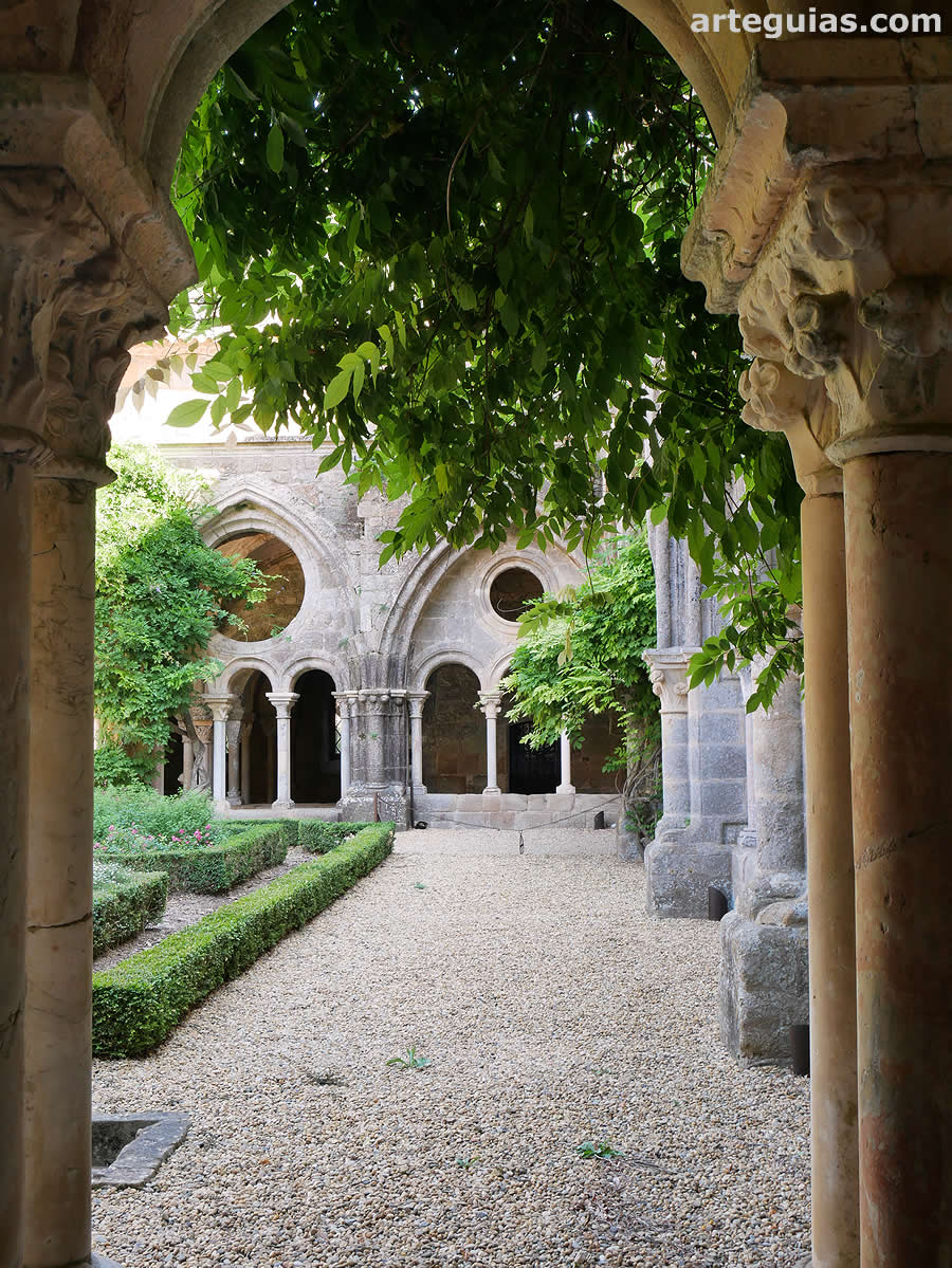 Abad&iacute;a de Fontfroide: claustro abacial