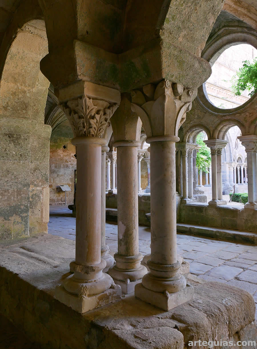 Abad&iacute;a de Fontfroide: sala capitular y claustro