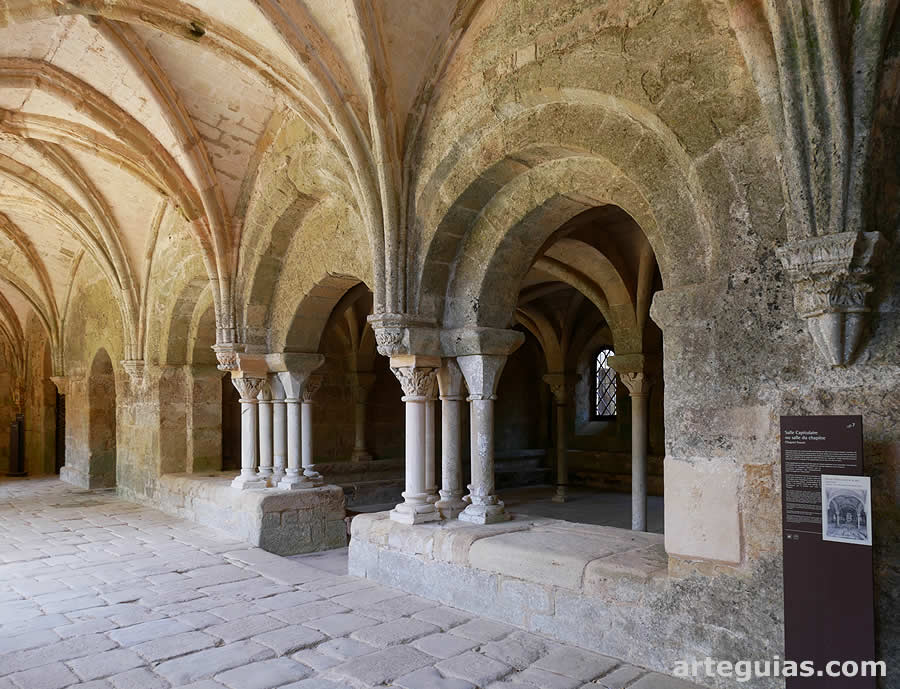 Comunicaci&oacute;n entre el claustro y la sala capitular