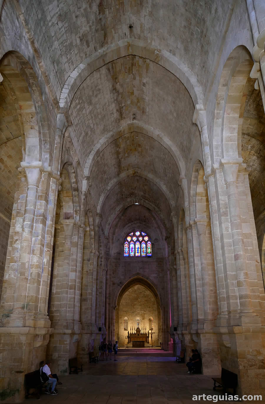 Abad&iacute;a de Fontfroide: nave central de la iglesia mon&aacute;stica