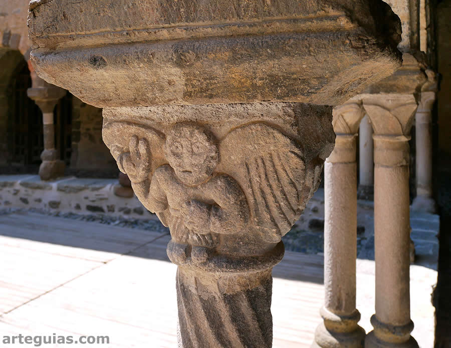Capitel del claustro con un &aacute;ngel esculpido