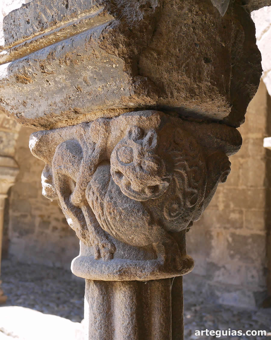 Capitel con un le&oacute;n del claustro de Lavaudieu