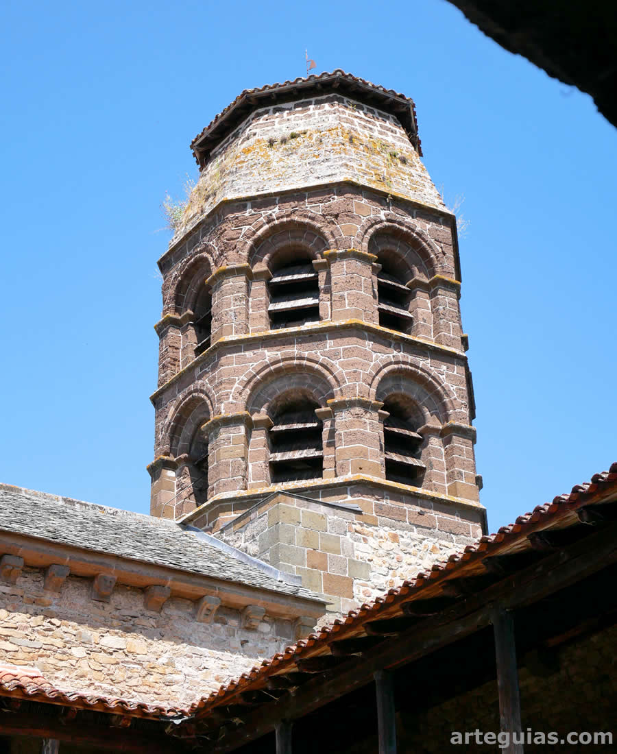 Abad&iacute;a de Lavaudieu: torre campanario desmochada de la iglesia