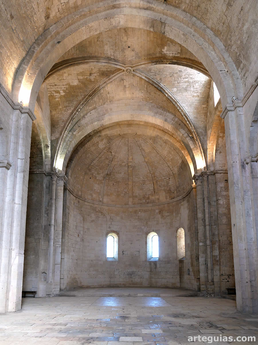 Interior de la iglesia de Santa Mar&iacute;a de la Abad&iacute;a de Montmajour, Francia