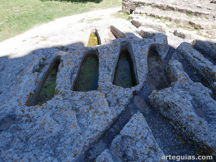 Necr&oacute;polis junto a la cabecera de la iglesia