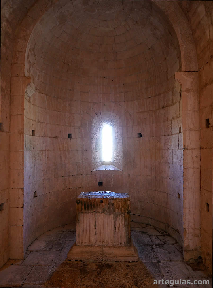&Aacute;bside y altar de la iglesia baja
