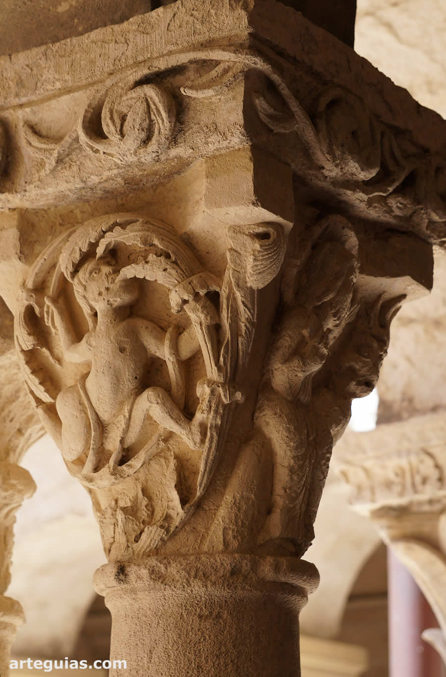 Capitel rom&aacute;nico del claustro