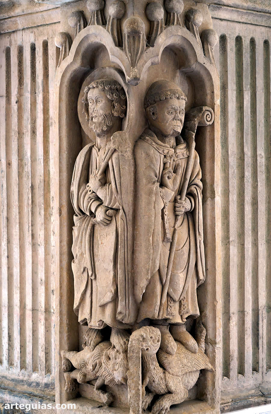 Relieves en una de las esquinas del claustro