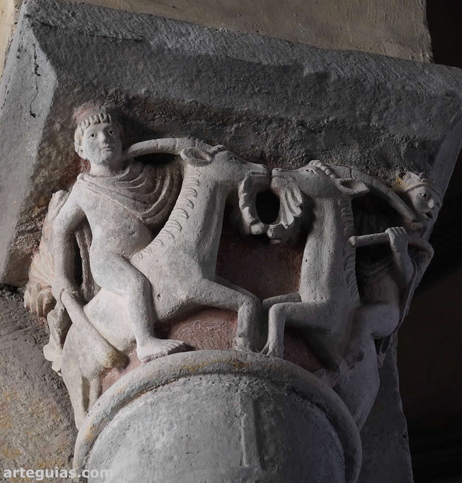 Capitel de hombres sobre cabras