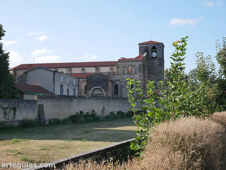 La abad&iacute;a de Ssint-Pierre de Mozac desde la lejan&iacute;a