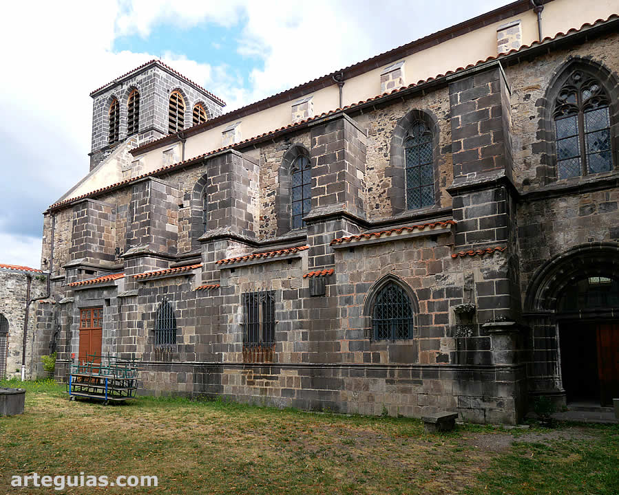 Costado meridional de la iglesia de la abad&iacute;a de Mozac, Francia