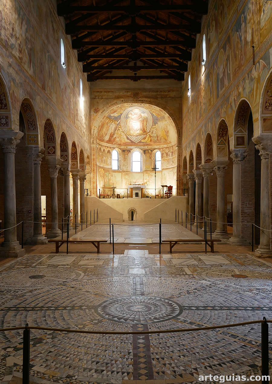 Interior de la iglesia abacial de Pomposa, Italia