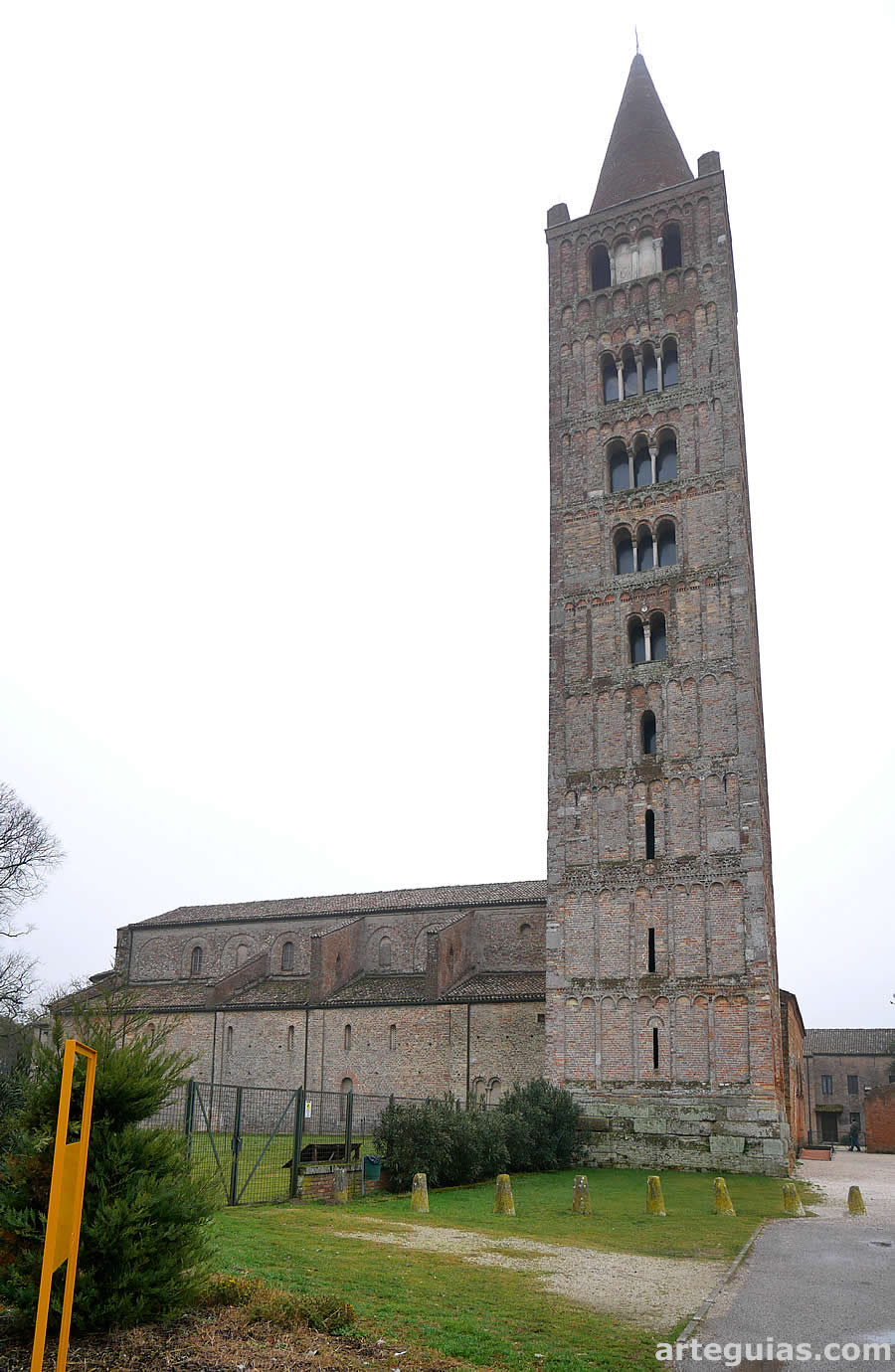 El famoso campanario lombardo de Pomposa
