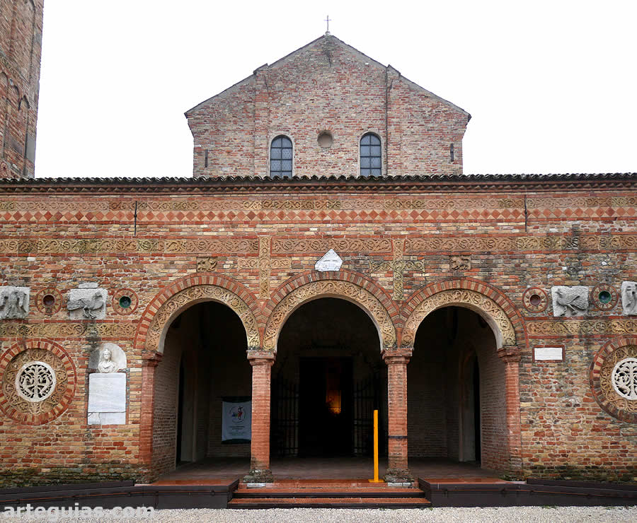 P&oacute;rtico exterior de la Abad&iacute;a de Pomposa