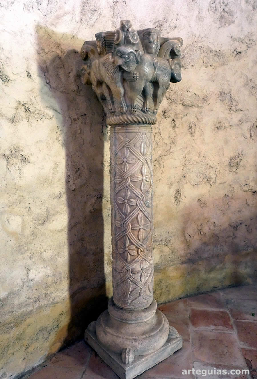 Columna rom&aacute;nica conservada en la iglesia de Sor&egrave;de, posiblemente procedente del claustro