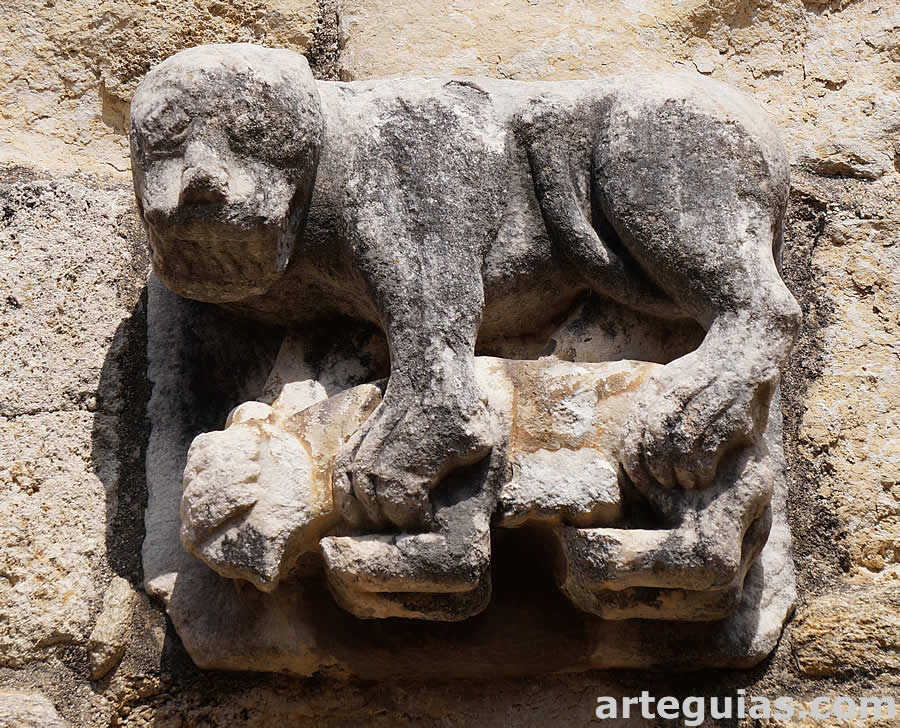 Le&oacute;n atrapando a un cuadr&uacute;pedo, encima de la puerta