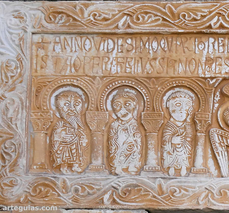 Tres ap&oacute;stoles del c&eacute;lebre dintel