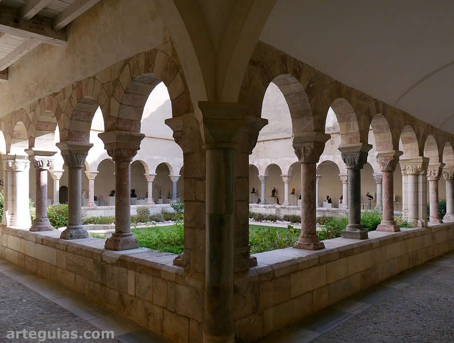 de la Abad&iacute;a de Saint-G&eacute;nis-des-Fontaines, Francia: claustro