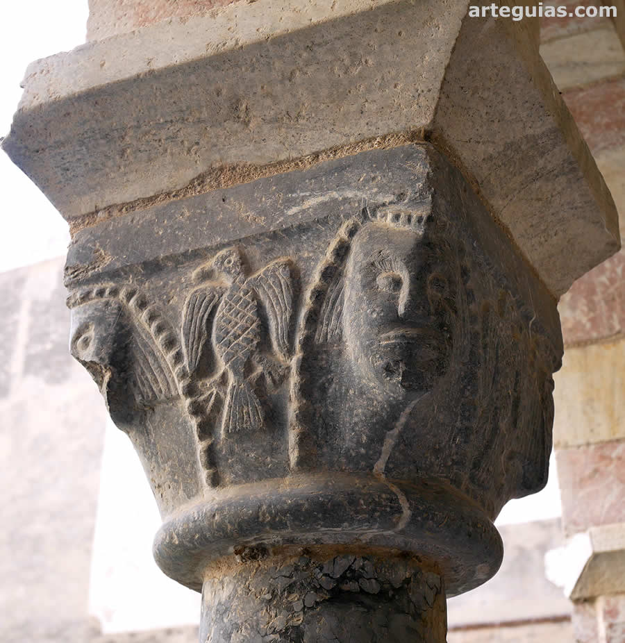 Capitel figurado rom&aacute;nico del claustro abacial