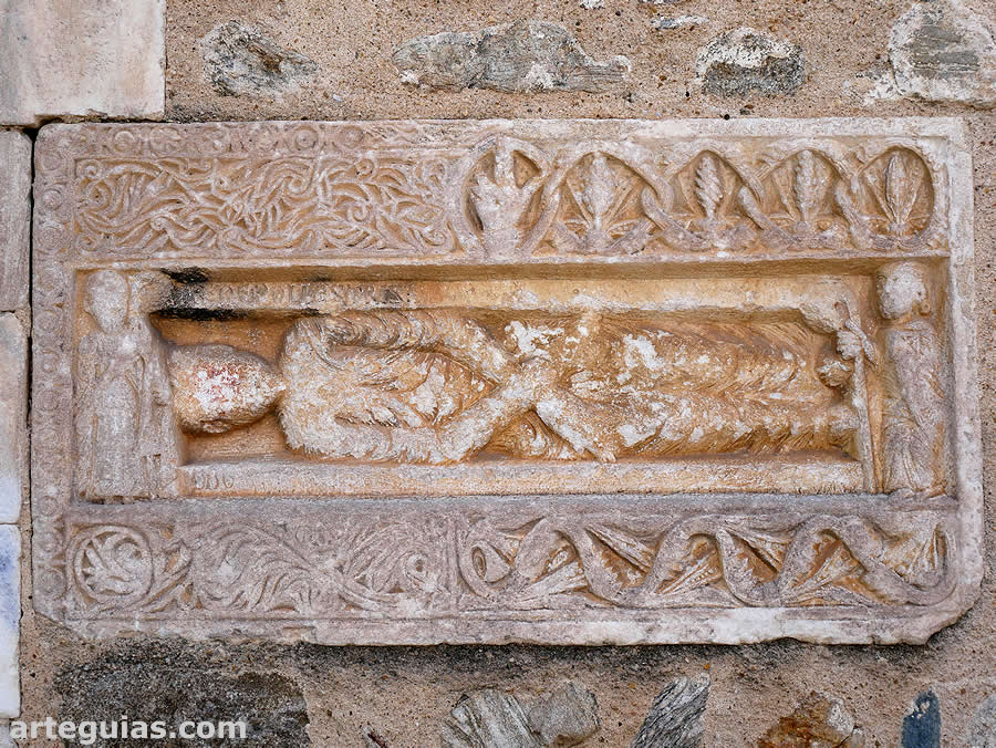 de la Abad&iacute;a de Saint-G&eacute;nis-des-Fontaines, Francia: relieve funerario en la fachada