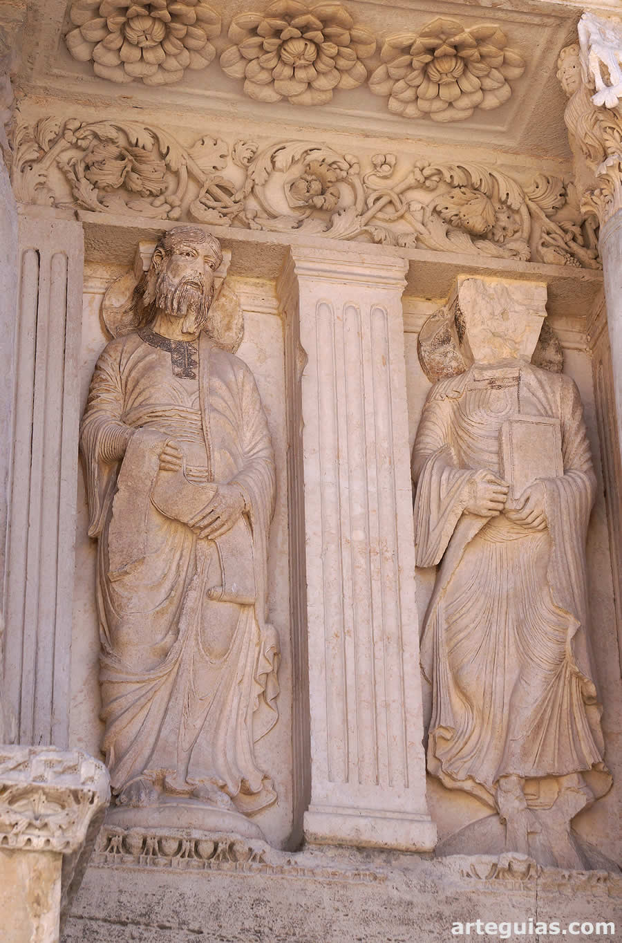 Personajes b&iacute;blicos entre pilastras clasicistas