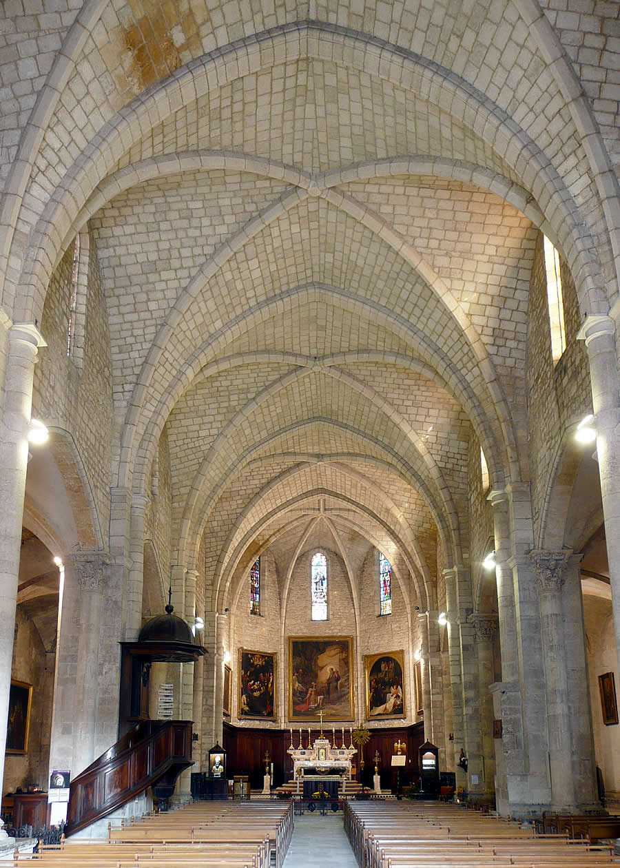 Interior de la iglesia abacial
