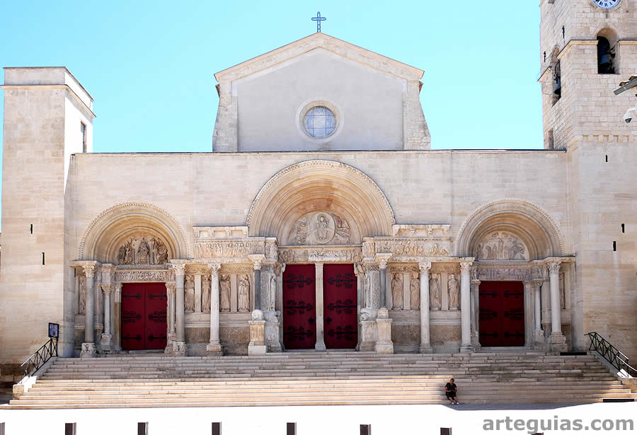 Fachada de la iglesia de la Abad&iacute;a de Saint-Gilles