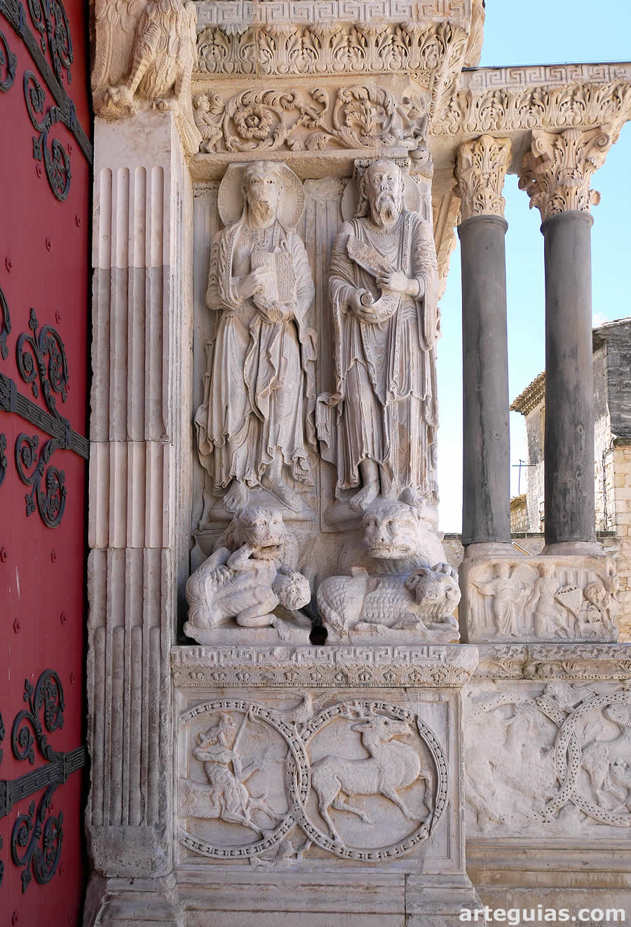 La fachada de la Abad&iacute;a de Saint-Gilles en Saint-Gilles-du-Gard se basa claramente en los arcos de triunfo romanos