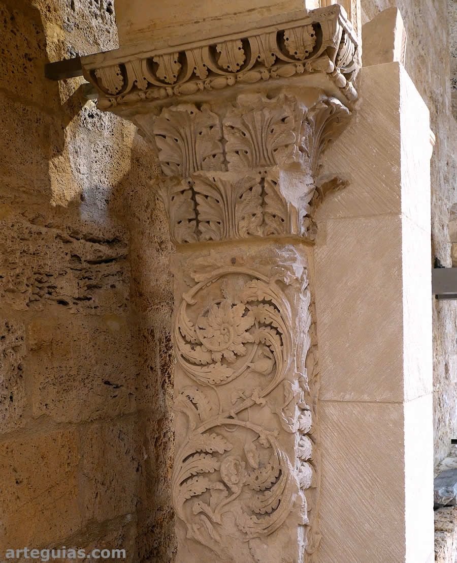 Pilastra del claustro alto en el Museo Lapidario