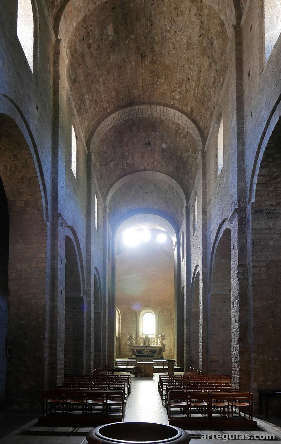 Nave central de la iglesia de la Abad&iacute;a de Saint-Guilhem-le-D&eacute;sert