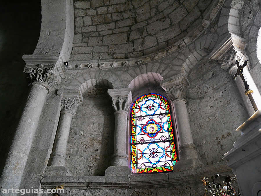 Arquer&iacute;a del &aacute;bside central. Abad&iacute;a de Saint-Pierra de Nants