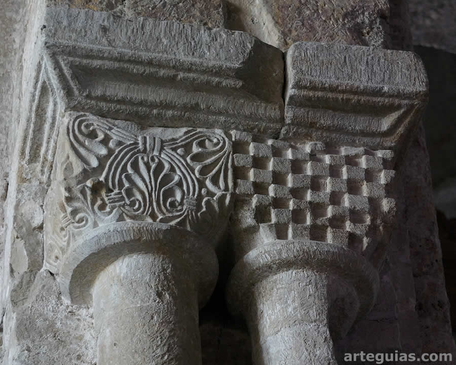 Pareja de capiteles de est&eacute;tica prerrom&aacute;nica