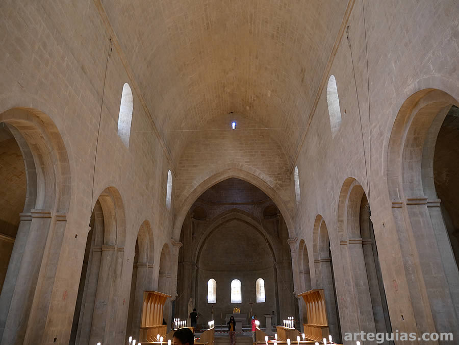 Interior de la nave central de la iglesia de S&eacute;nanque
