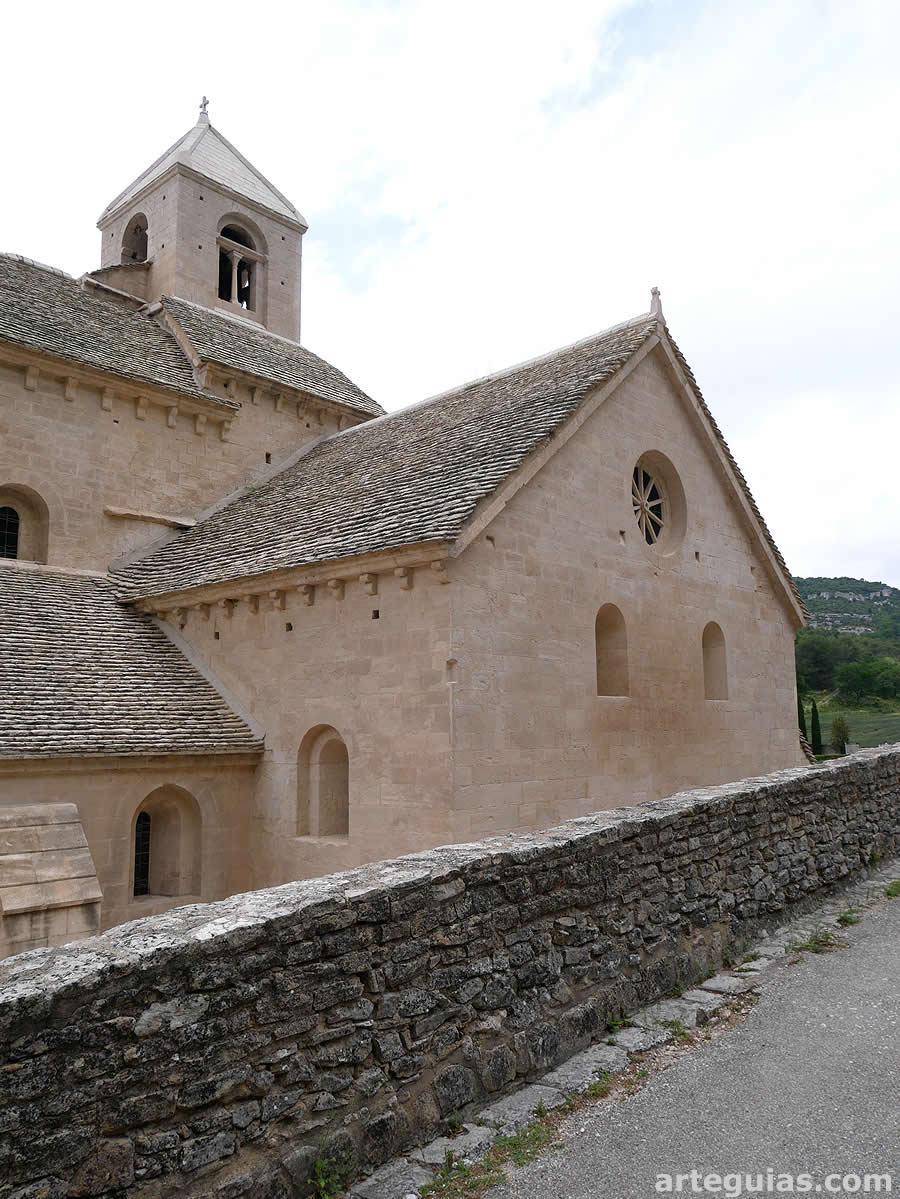 Brazo de transepto de la iglesia de la Abad&iacute;a de S&eacute;nanque