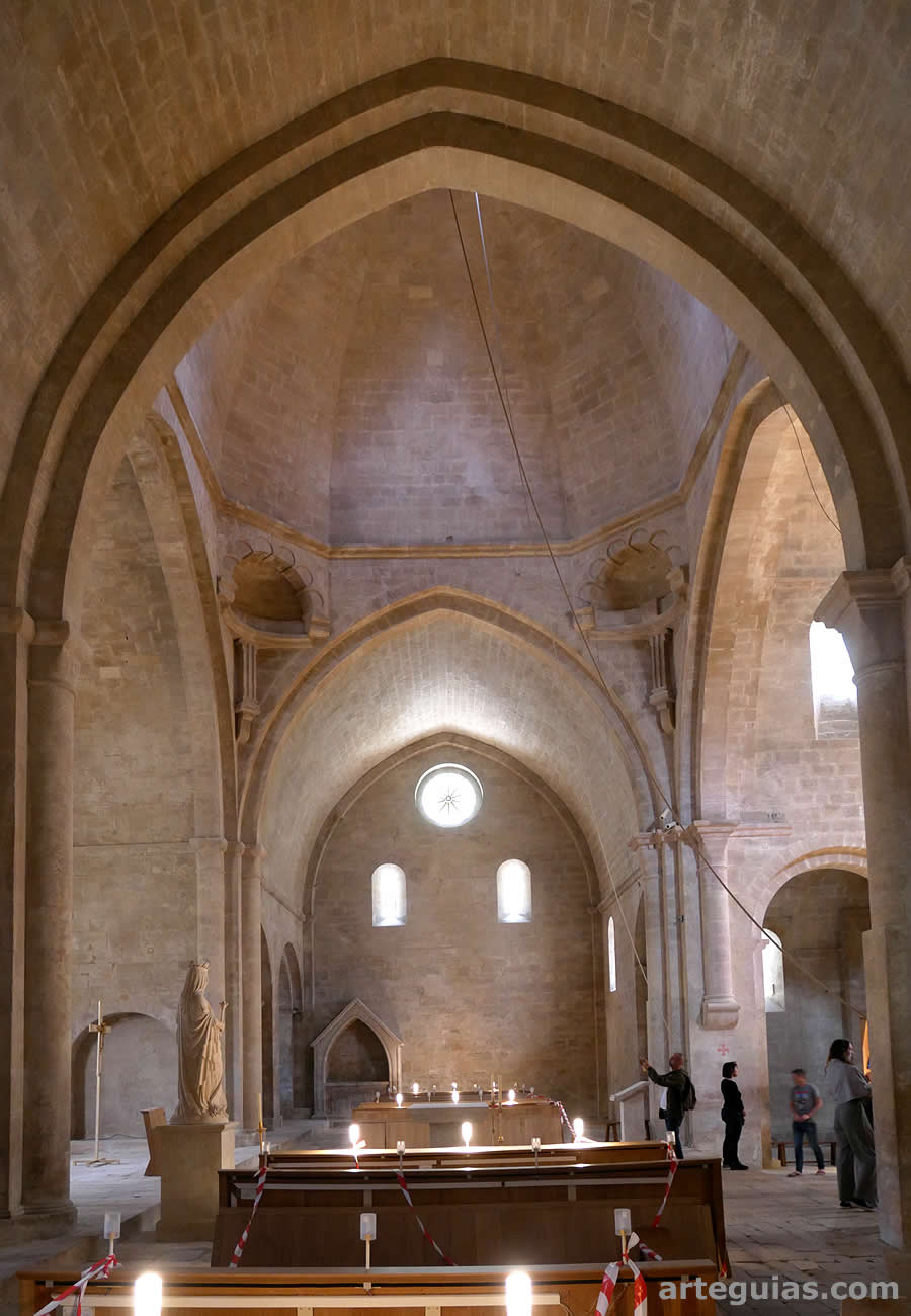 Iglesia de la Abad&iacute;a de S&eacute;nanque : transepto