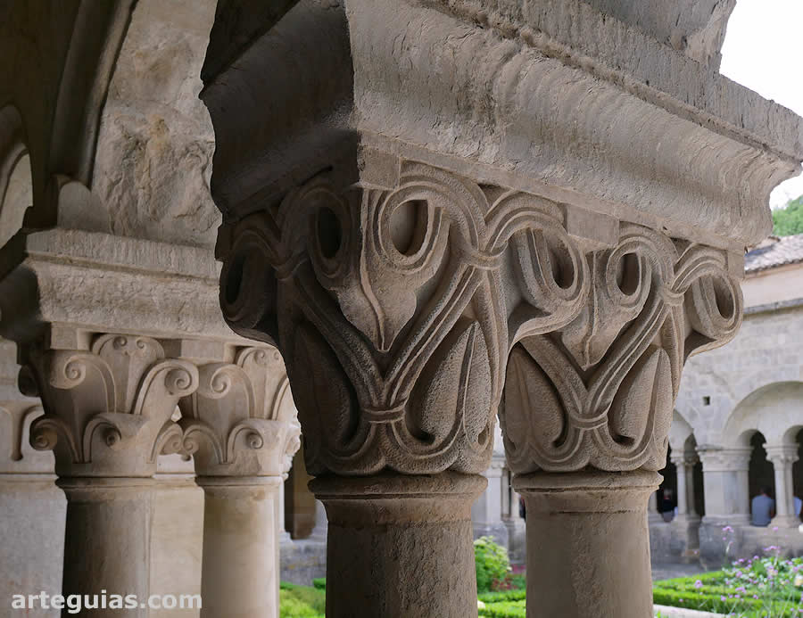 Capiteles geom&eacute;tricos y vegetales del claustro