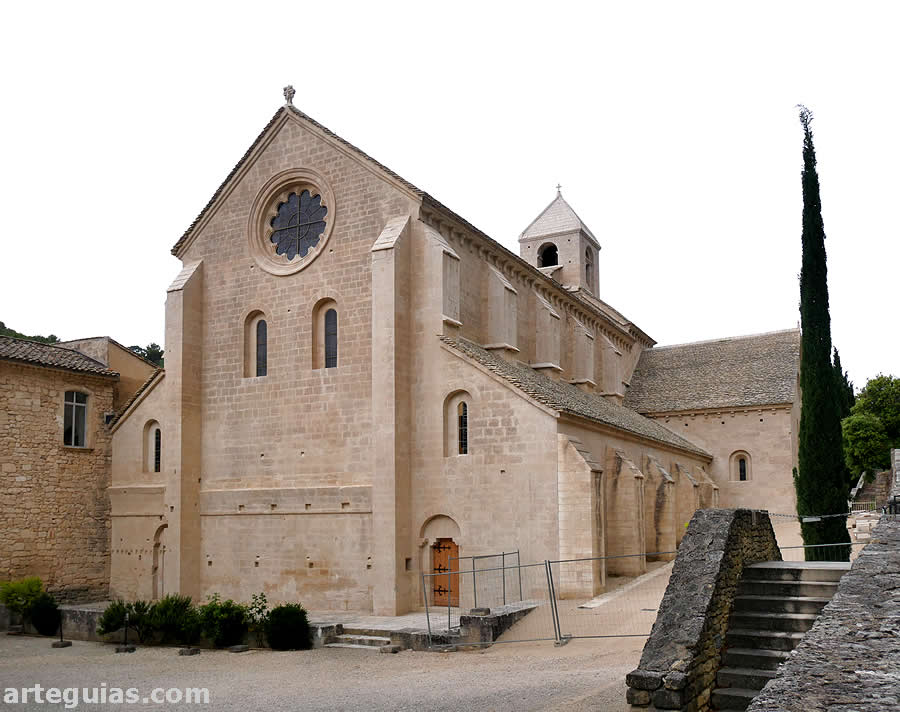 Abad&iacute;a de S&eacute;nanque: iglesia desde el oeste