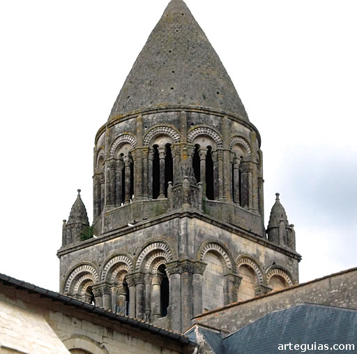 Abad&iacute;a de las Damas de Saintes: torre sobre el crucero