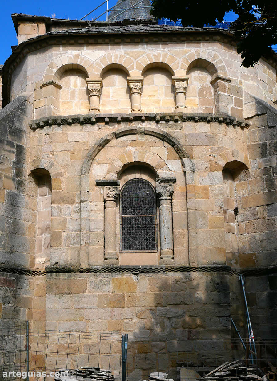 &Aacute;bside central de la iglesia de la Abad&iacute;a de Saint-Pierre de Nant, Francia