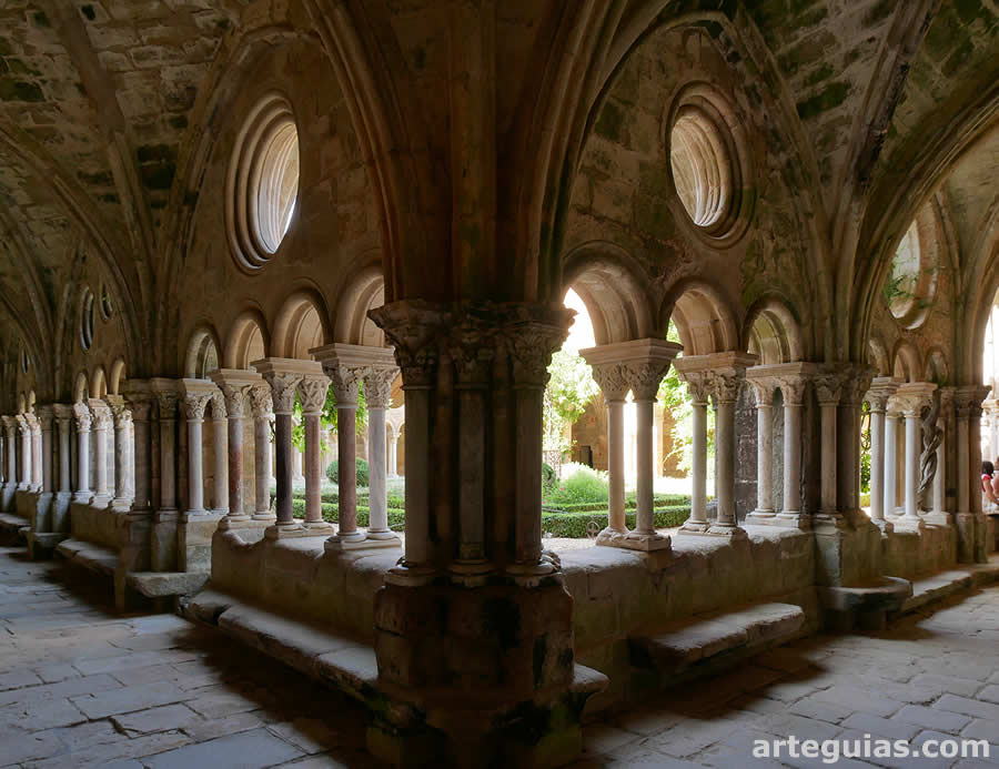 Claustro de la Abad&iacute;a de Fontfroide