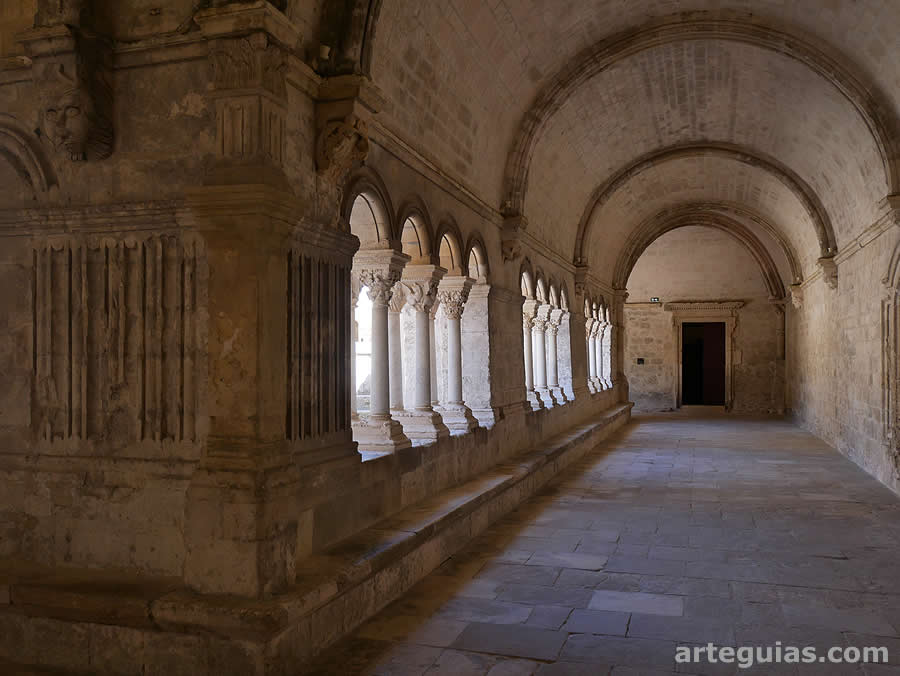 El claustro de la Abad&iacute;a de Montmajour