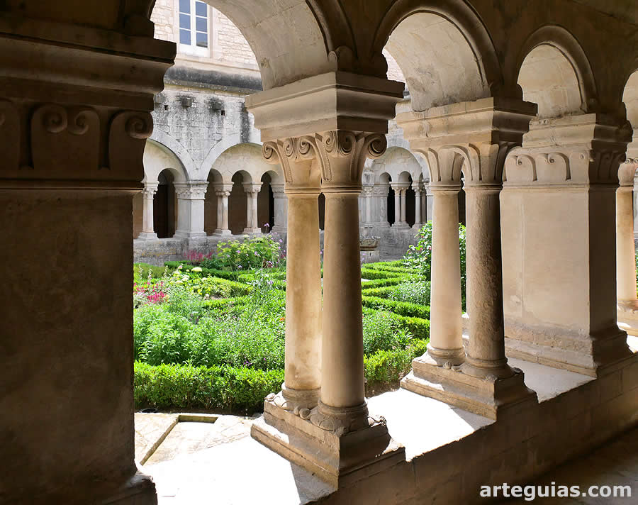 Claustro de la Abad&iacute;a de Senanque