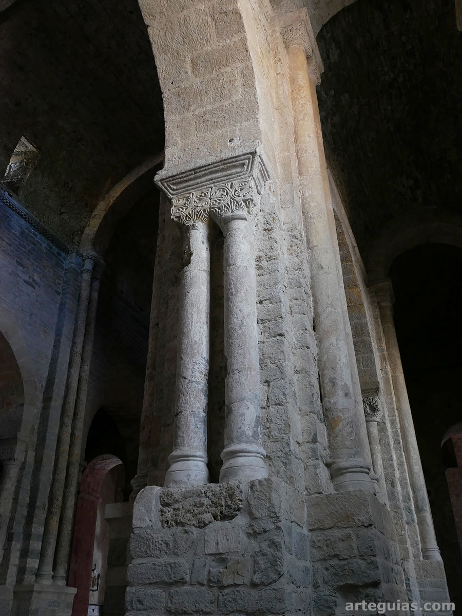 Columnas pareadas een el interior de la iglesia de la Abad&iacute;a de Saint-Pierre de Nant