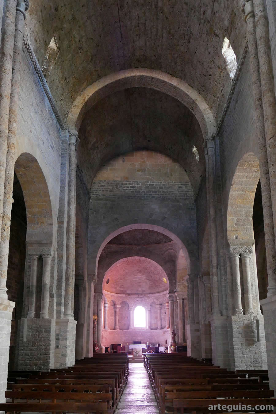Interior de la nave central y &aacute;bside principal