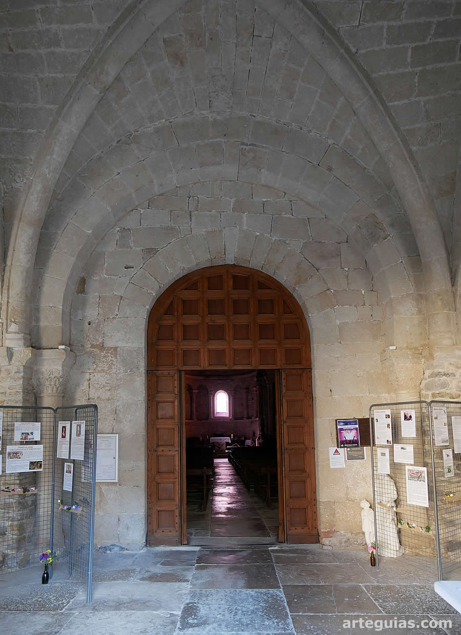 Puerta de comunicaci&oacute;n entre el n&aacute;rtex y las naves de la iglesia