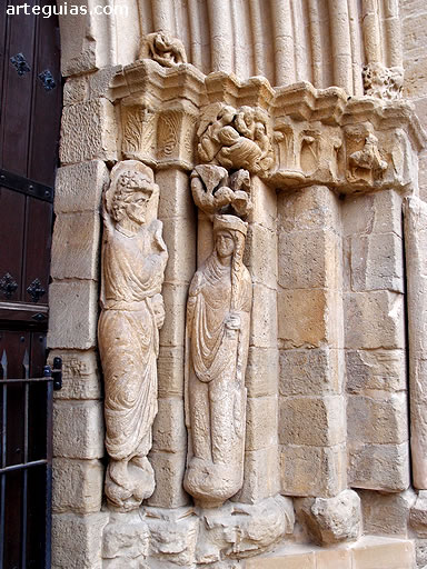 Detalle escult&oacute;rico de la puerta medieval de la iglesia de San Juan en Laguardia, &Aacute;lava