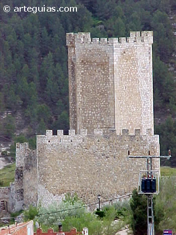 El castillo domina la poblaci&oacute;n de Alcal&aacute; del J&uacute;car (Albacete)