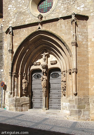 Portada g&oacute;tica de la iglesia de Santa Mar&iacute;a del Salvador