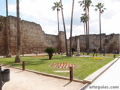 Muros de la alcazaba