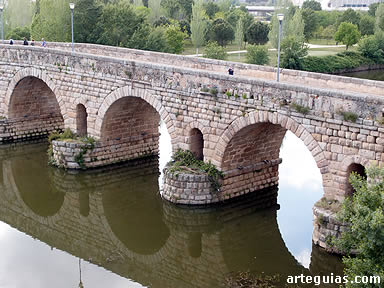 Puente romano sobre el r&iacute;o Guadiana, visto desde la muralla de la Alcazaba de M&eacute;rida